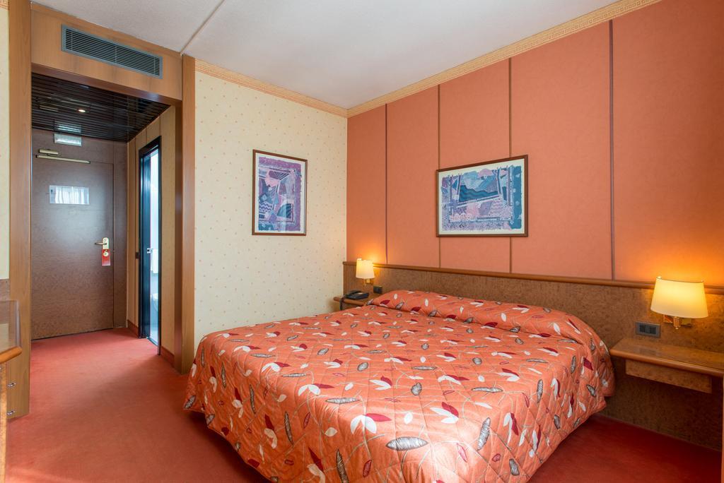 Meditur Hotel Помеция Экстерьер фото